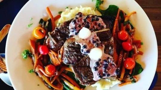 Lomo de res en salsa de arándanos
