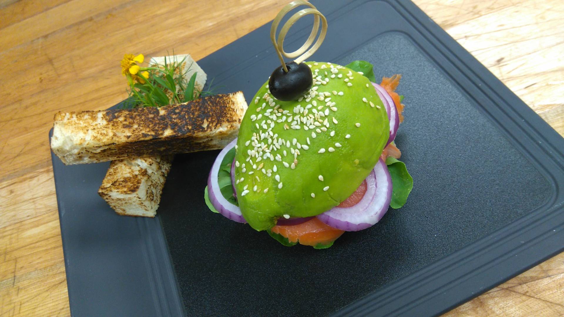 Aguacate hamburguesa de salmon ahumado.JPG Aguacate hamburguesa de salmon ahumado.JPG
