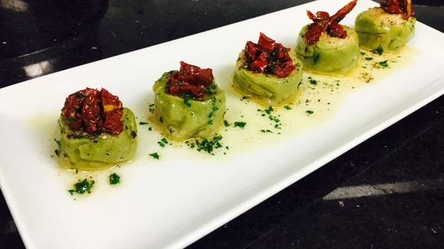 Raviolis abierto de espinaca con queso ricotta y tomate seco marinado.jpg Raviolis abierto de espinaca con queso ricotta y tomate seco marinado.jpg