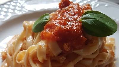 Mani in pasta