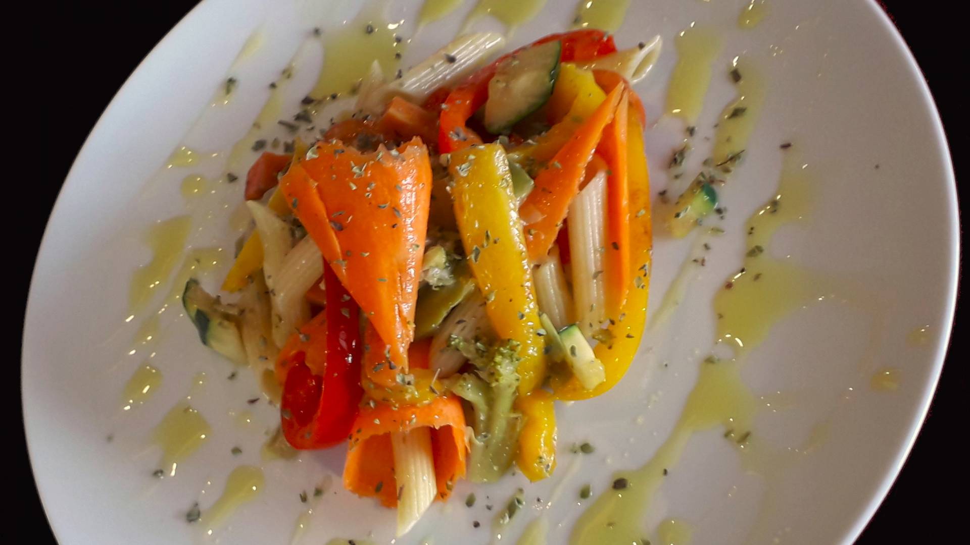 Vegetables sauteed in white wine with pasta penne.jpg Vegetables sauteed in white wine with pasta penne.jpg