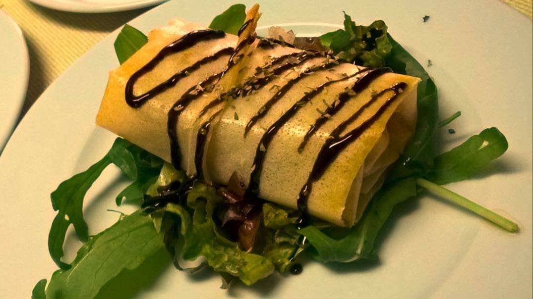 Goat cheese bundle with diced apple with walnuts and honey.jpg Goat cheese bundle with diced apple with walnuts and honey.jpg