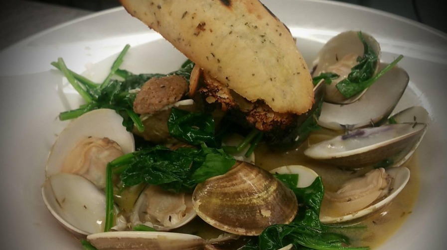 WHITE WINE GARLIC STEAMED CLAMS
