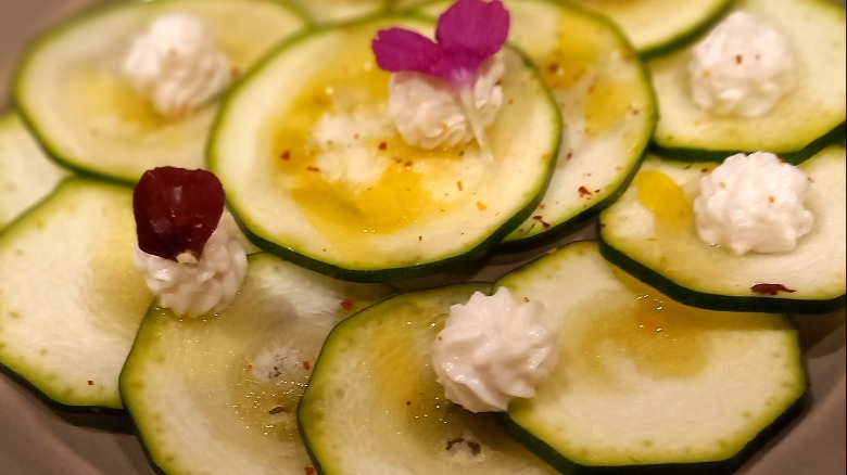 entree carpaccio de courgette mousse de chevre frais au miel huile d olive stanislas beziat cuisine pour vous chef prive traiteur domicile marseille aix en provence cassis avignon.jpg
