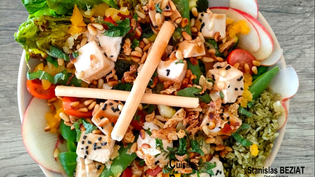 salade gourmande tomate cerise pignon de pin grille ble vert pomme sucrine grille oignon cryspi toffu soyeux pois gourmand courgette poivron grille vinaigrette orange sanguin.jpg