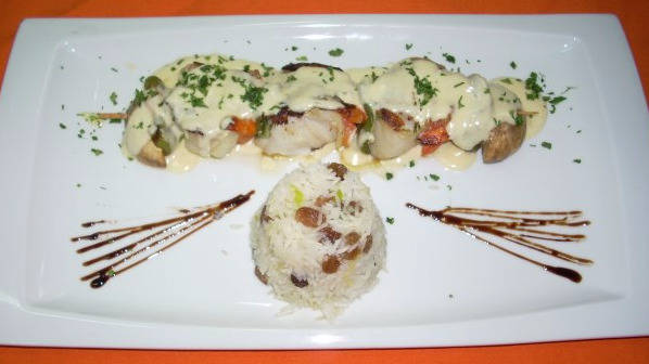 Brocheta de pollo al curry con arroz Brocheta de pollo al curry con arroz
