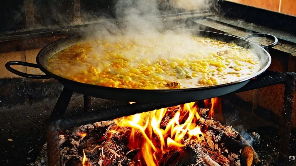 paella al fuego leña.webp