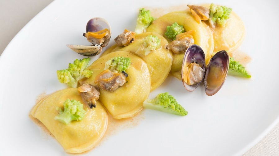 Ravioli-home-made-al-ripieno-di-vongole-branzino-e-ricotta-fresca-al-burro-con-broccoli-romani-saltati-2.jpg