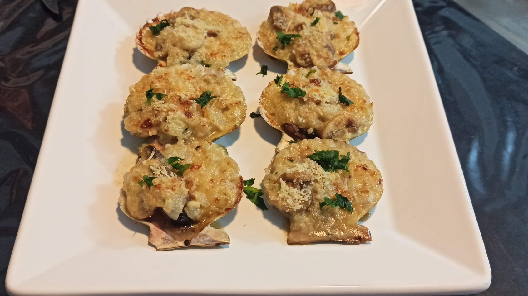 Ostiones con salsa saint jacques.jpg