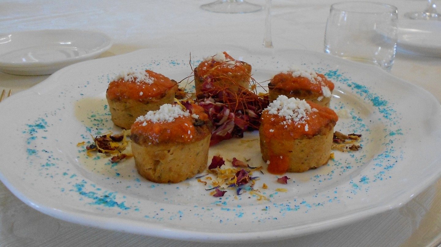 TORRETTE DI MELANZANA GRATINATE CON ORO ROSSO E PIOGGIA DI REGGIANO.JPG