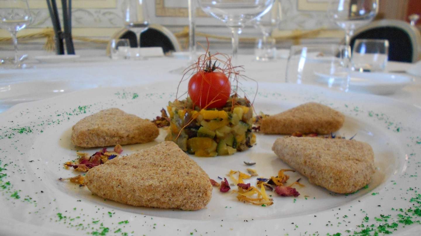 TRIANGOLI DI SCAMORZA DORATA CON SALSINA VEGETARIANA.JPG