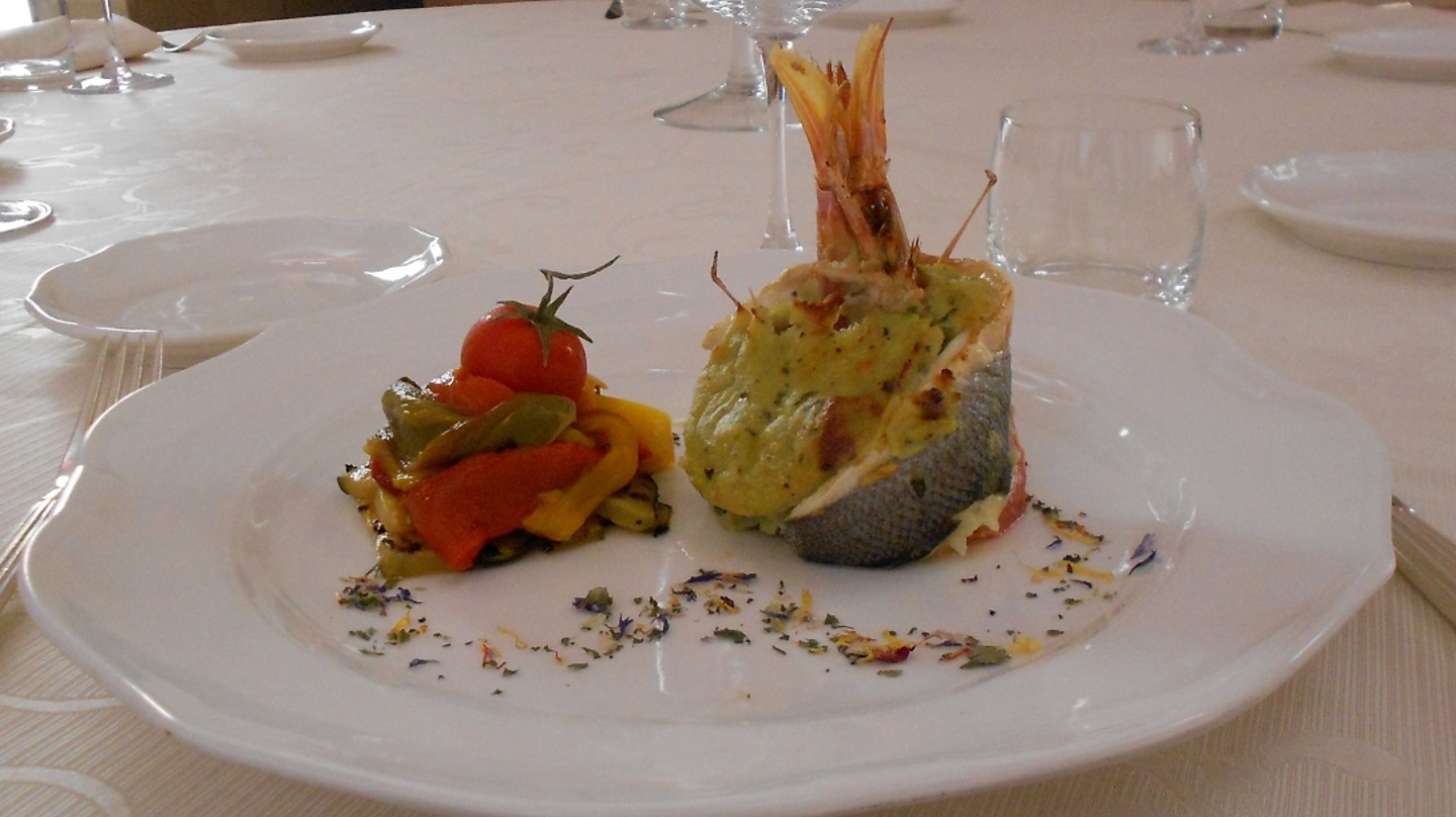 TURBANTE DI BRANZINO E GAMBERONE CON TORRETTA DI VERDURINE GRIGLIATE.JPG