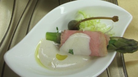 VITELLO TONNATO CON APARAGI VERDI.jpg