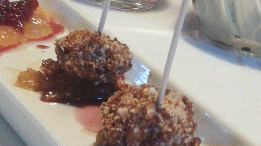 Chupa-chups de foie con avellana, cebolla caramelizada y compota de manzana y pera.jpg Chupa-chups de foie con avellana, cebolla caramelizada y compota de manzana y pera.jpg