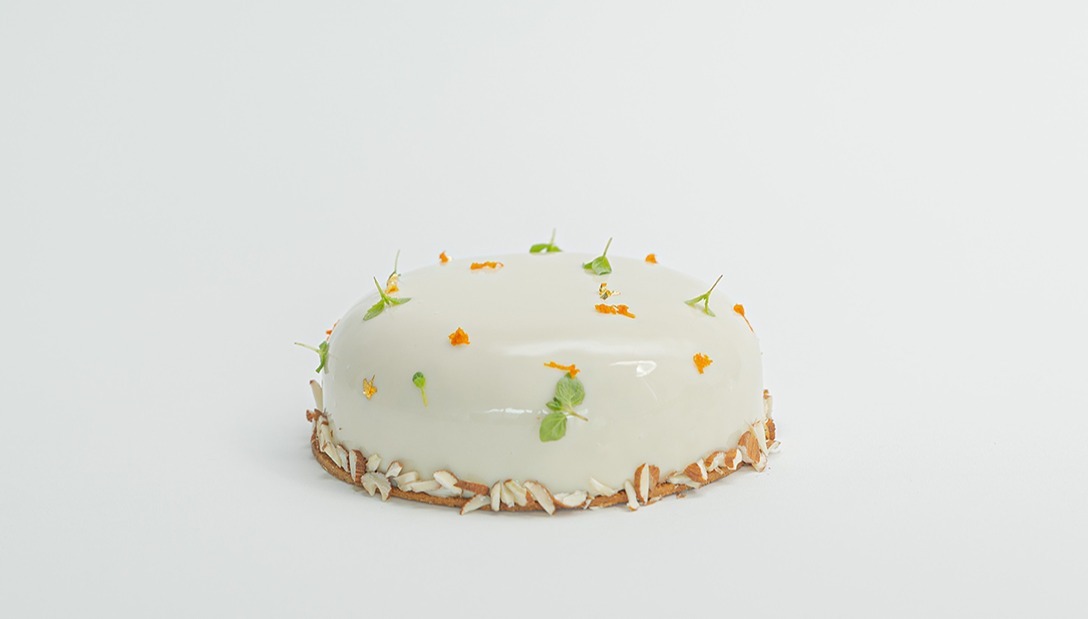 Entremets Amande, datte, fleur d'oranger.jpg Entremets Amande, datte, fleur d'oranger.jpg