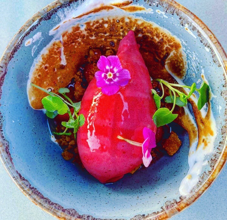 gebranntes Baisier mit Erdbeersorbet : Strawberry Sorbet with burnt baisier.jpg