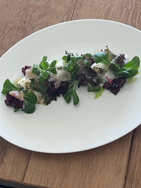 Burata, rote Beete, Feldsalat.jpg