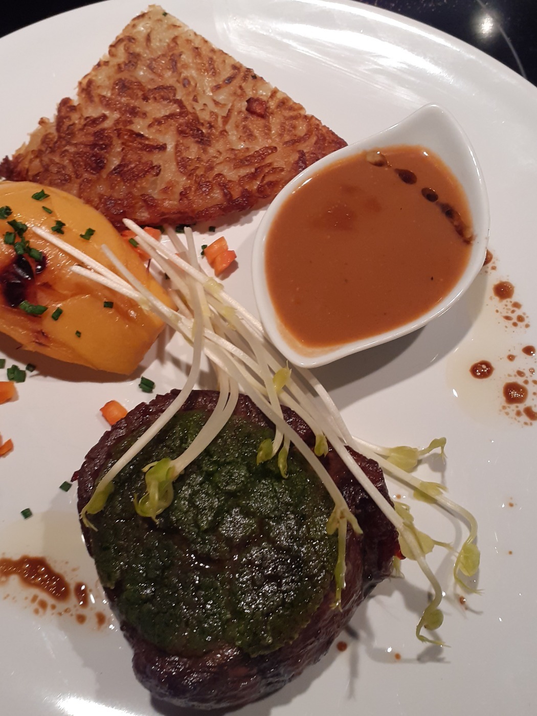Pavé de veau en croûte d'herbes sauce au vin jaune, coing braisé et pomme darphin.jpg Pavé de veau en croûte d'herbes sauce au vin jaune, coing braisé et pomme darphin.jpg