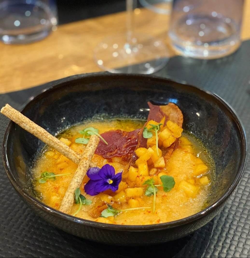 Soupe de melon et sa chips de jambon.png