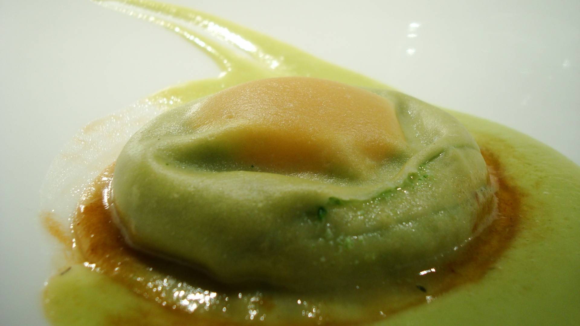 Raviolone di spinaci con tuorli e salsa di zucchine.JPG Raviolone di spinaci con tuorli e salsa di zucchine.JPG