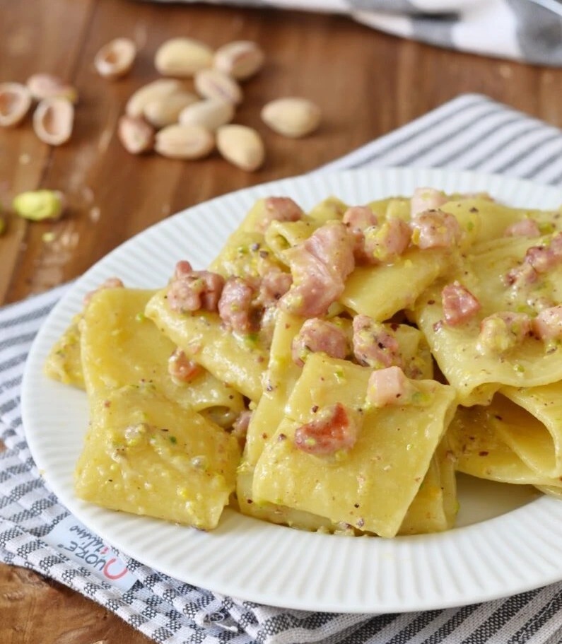 paccheri-con-pancetta-e-pesto-di-pistacchio-rotated-e1651328504456.jpg paccheri-con-pancetta-e-pesto-di-pistacchio-rotated-e1651328504456.jpg