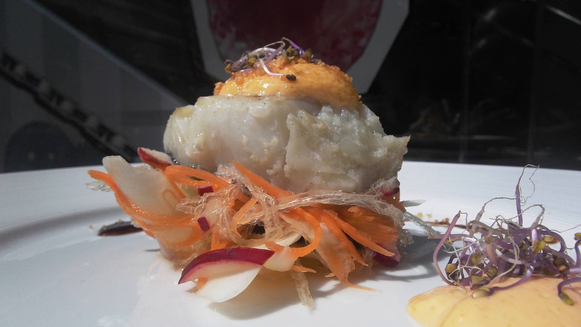 BACALAO CON GRATEN DE MAHONESA DE CURRY ROJO Y SUNOMONO BACALAO CON GRATEN DE MAHONESA DE CURRY ROJO Y SUNOMONO