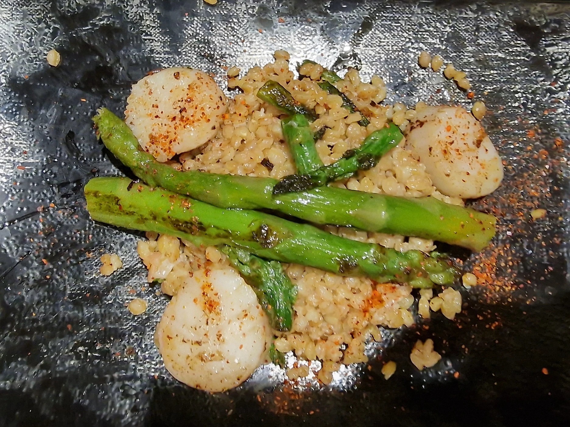 NOIX DE ST JACQUES POELES, RISOLLO D'EPAUTRE ET ASPERGES.jpg