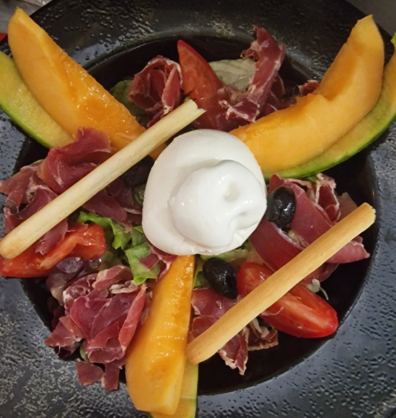 SALADE MELON JAMBON CRU ET BURRATA.jpg