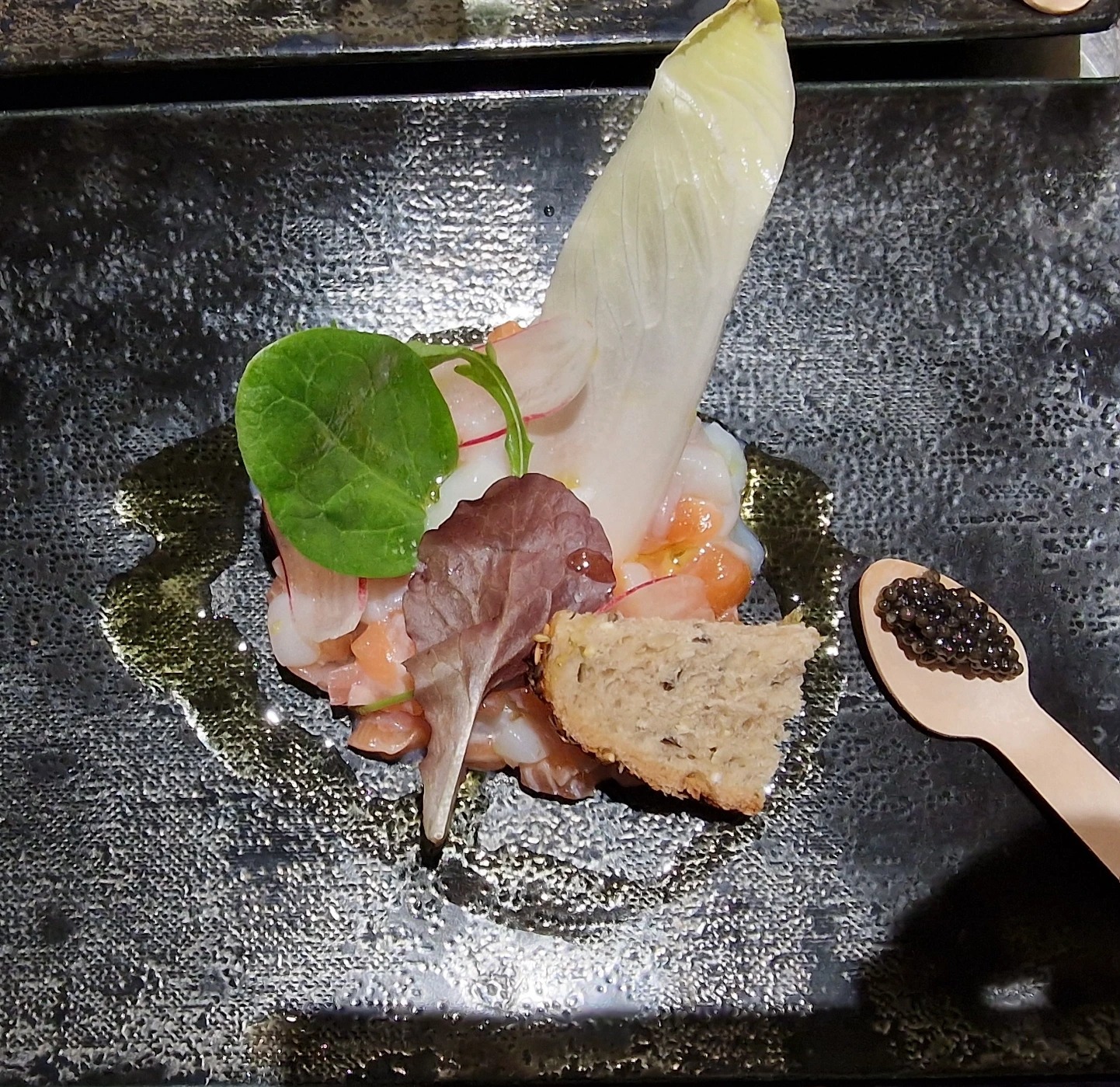 TARTARE SAUMON ET ST JACQUES, QUENELLE DE CAVIAR.jpg