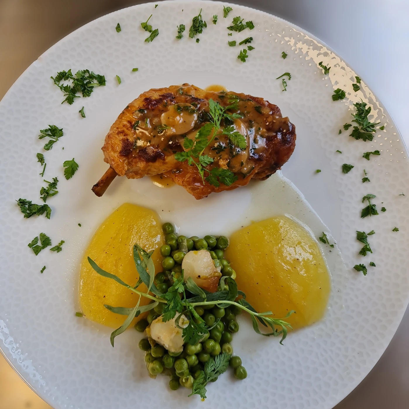 CUISSE DE POULET ROTI, PETITS POIS A LA FRANCAISE ET POMMES DE TERRE FONDANTES.jpg