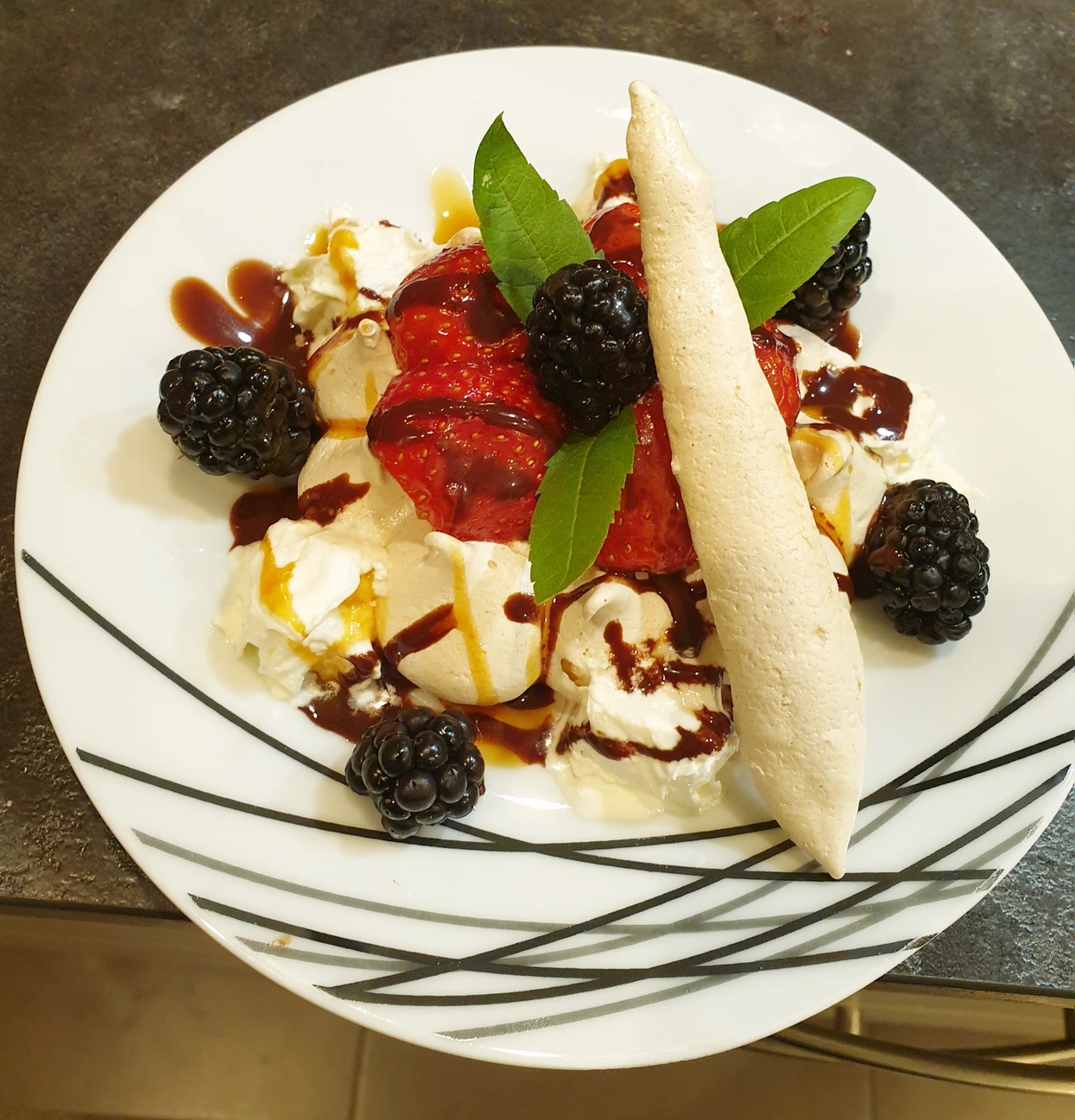 Pavlova aux fruits rouges.jpg Pavlova aux fruits rouges.jpg