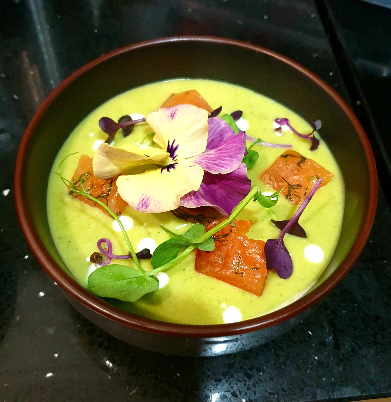 Soupe froide de courgette et saumon gralax.jpg Soupe froide de courgette et saumon gralax.jpg