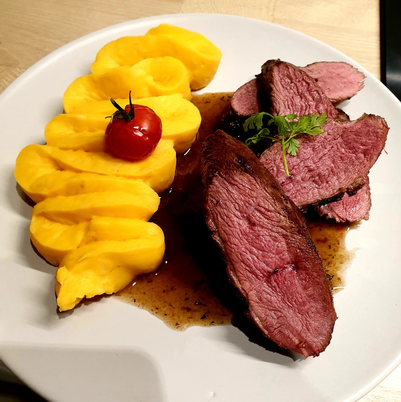Magret de canard au jus et mousseline de patate douce.jpg Magret de canard au jus et mousseline de patate douce.jpg
