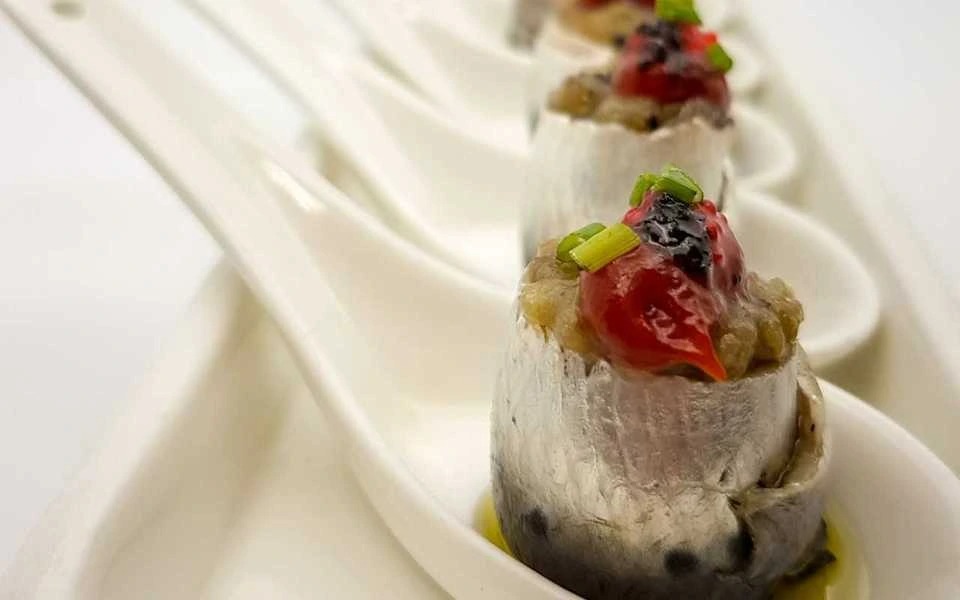 aperitivo sardina, tartar verduras.jpg