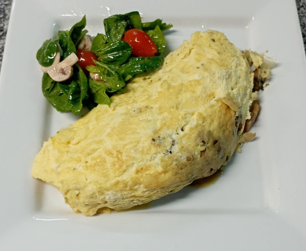 Omelette de hongos y ensalada cherry.jpg