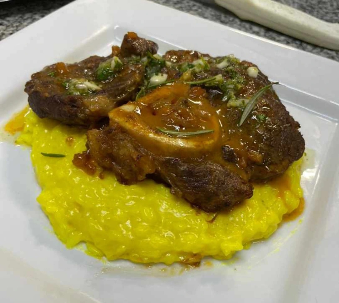 Risoto Milanes  con Osobuco Braseado y Salsa Cremolatta.jpg