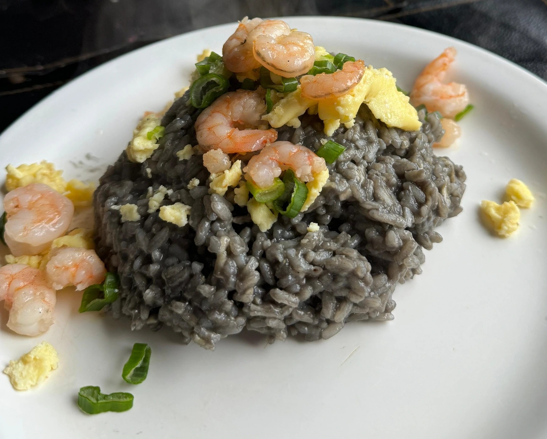 Risoto Milanes con tinta de Sepia, Langostinos y Huevo.jpeg