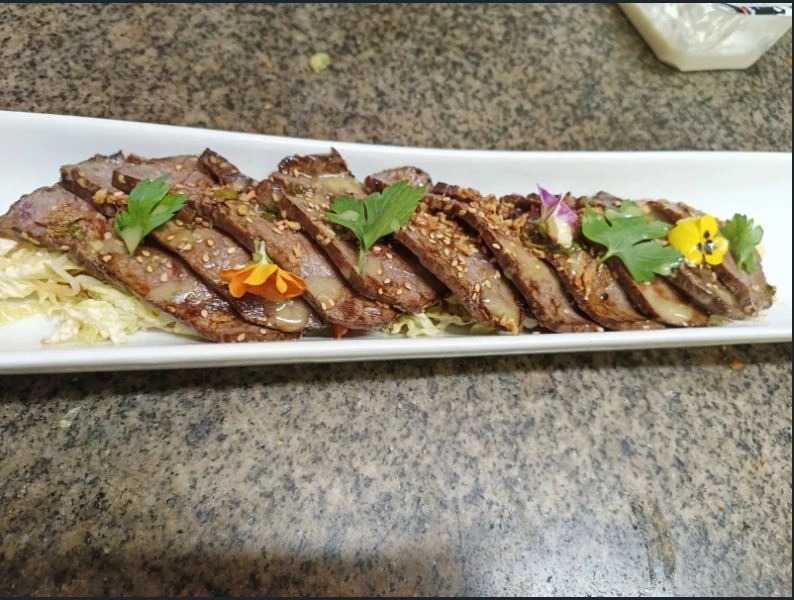 tataki de boeuf et sa salade thai.JPG tataki de boeuf et sa salade thai.JPG