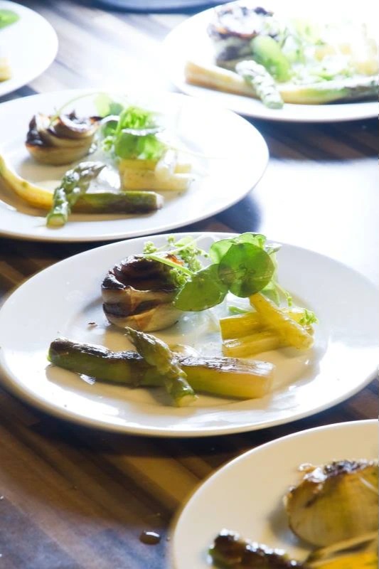 Asperges vertes et blanches beairnaise a l oseille  et oignon farci(1).jpeg