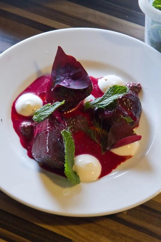 Betteraves Fumées yaourt de brebis tapenade menthe et oxalis(1).jpeg