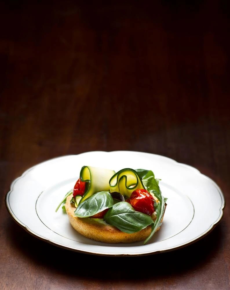 Tartelette Parmesan chèvre frais courgettes marinées et tomates confites(1).jpeg