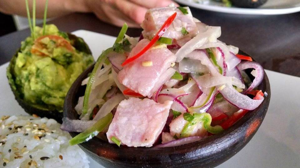 Ceviche de Atún Rojo, arroz blanco con semillas tostadas y guacamole en su piel, enmarcado con barba