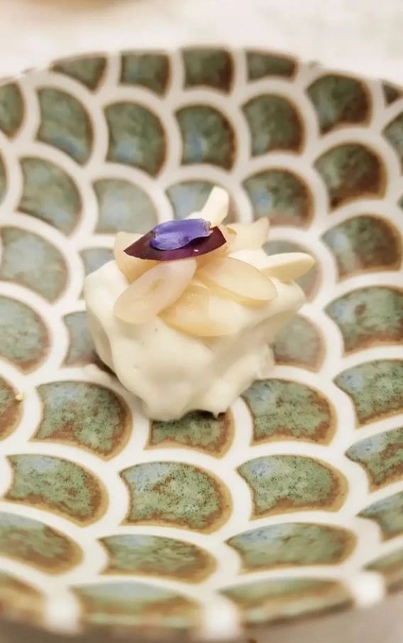 Merluza al pilpil con navaja laminada y almendra tierna.jpg Merluza al pilpil con navaja laminada y almendra tierna.jpg