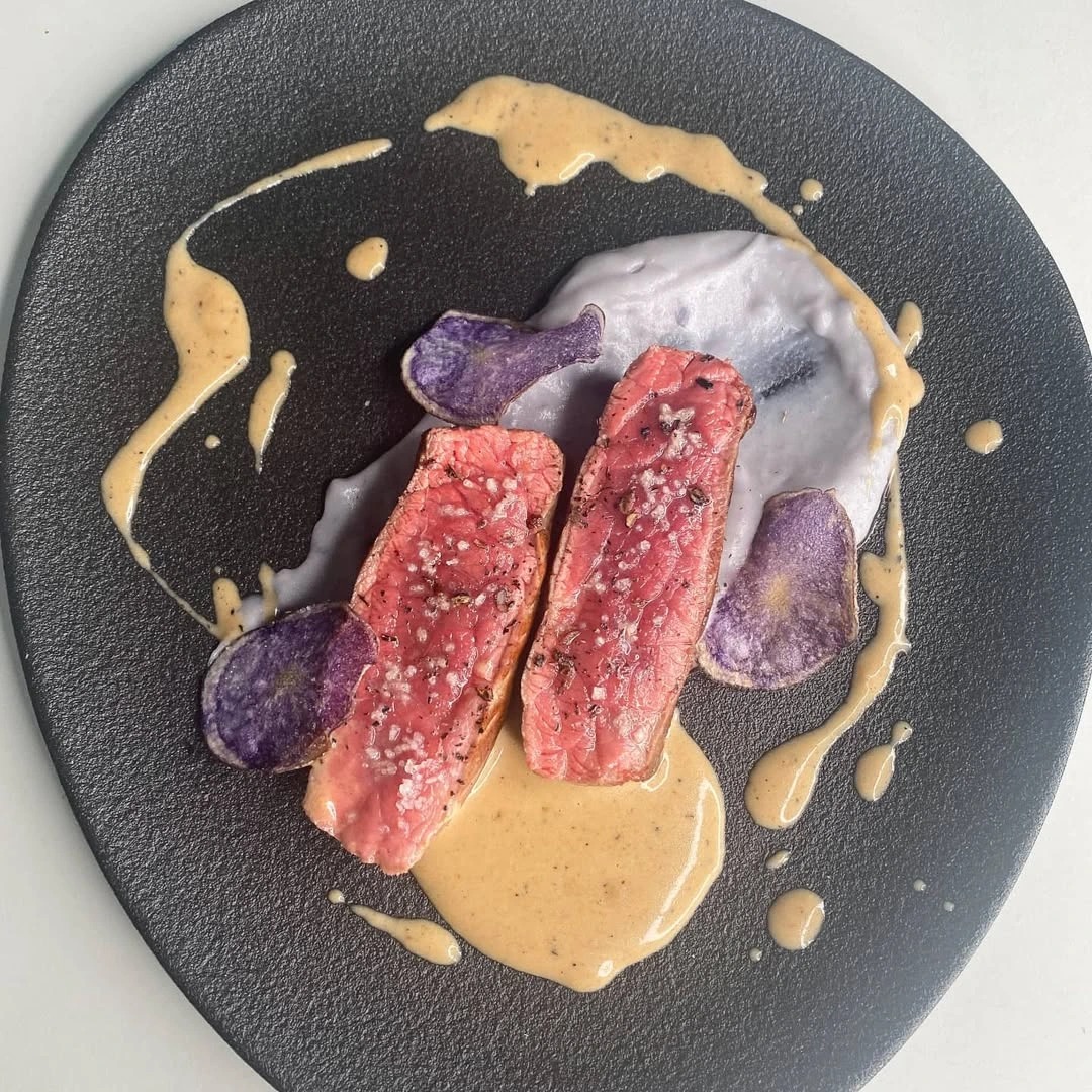 Pavé de rumsteack, mousseline de pomme de terre Bleu d'Artois, sauce au poivre sauvage de Madagascar.jpg