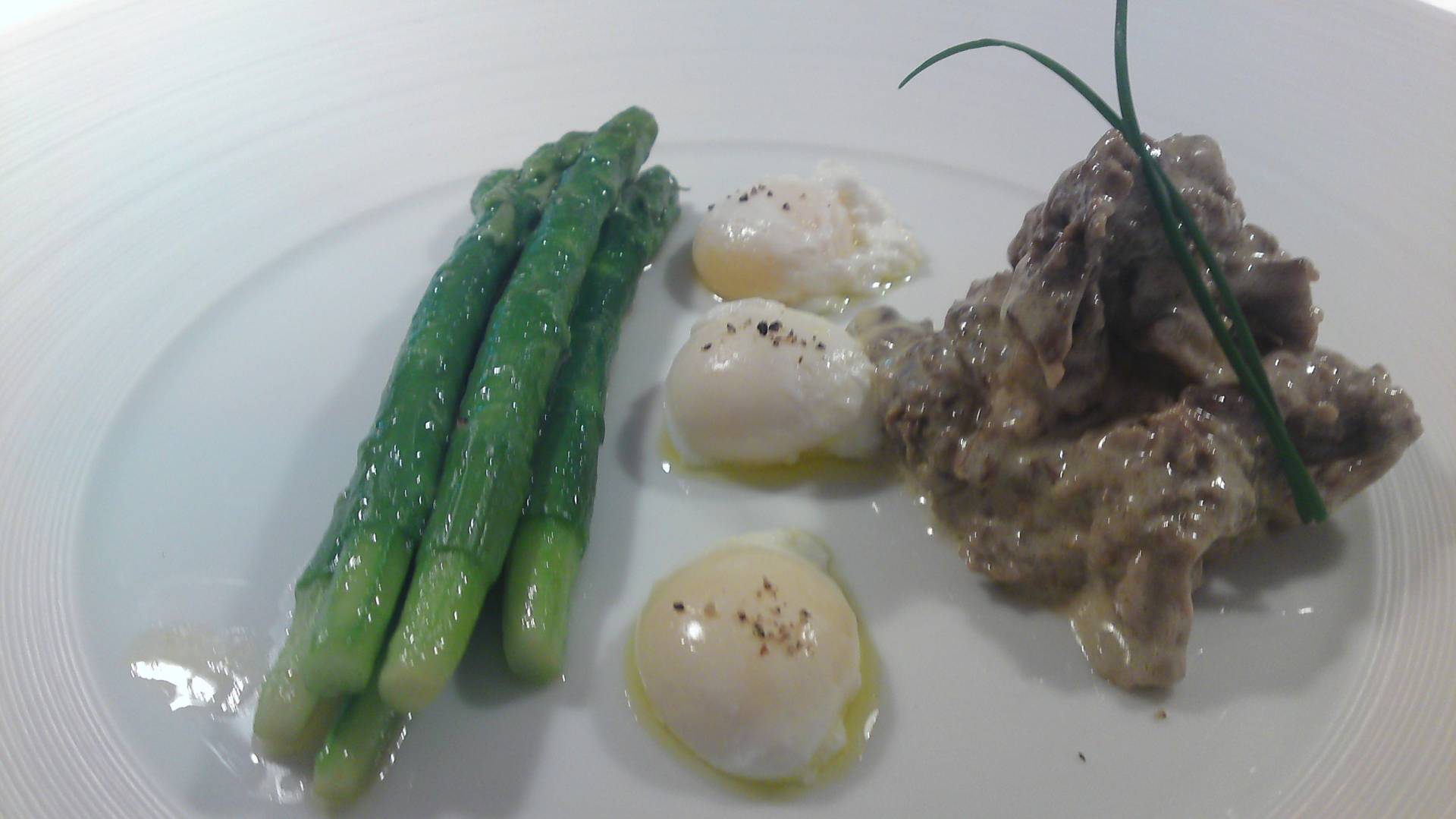 oeuf poche et asperges morilles a la creme.JPG