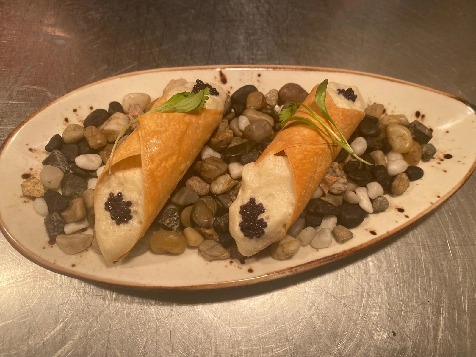 Cannoli de mousse de camarao com caviar.jpg