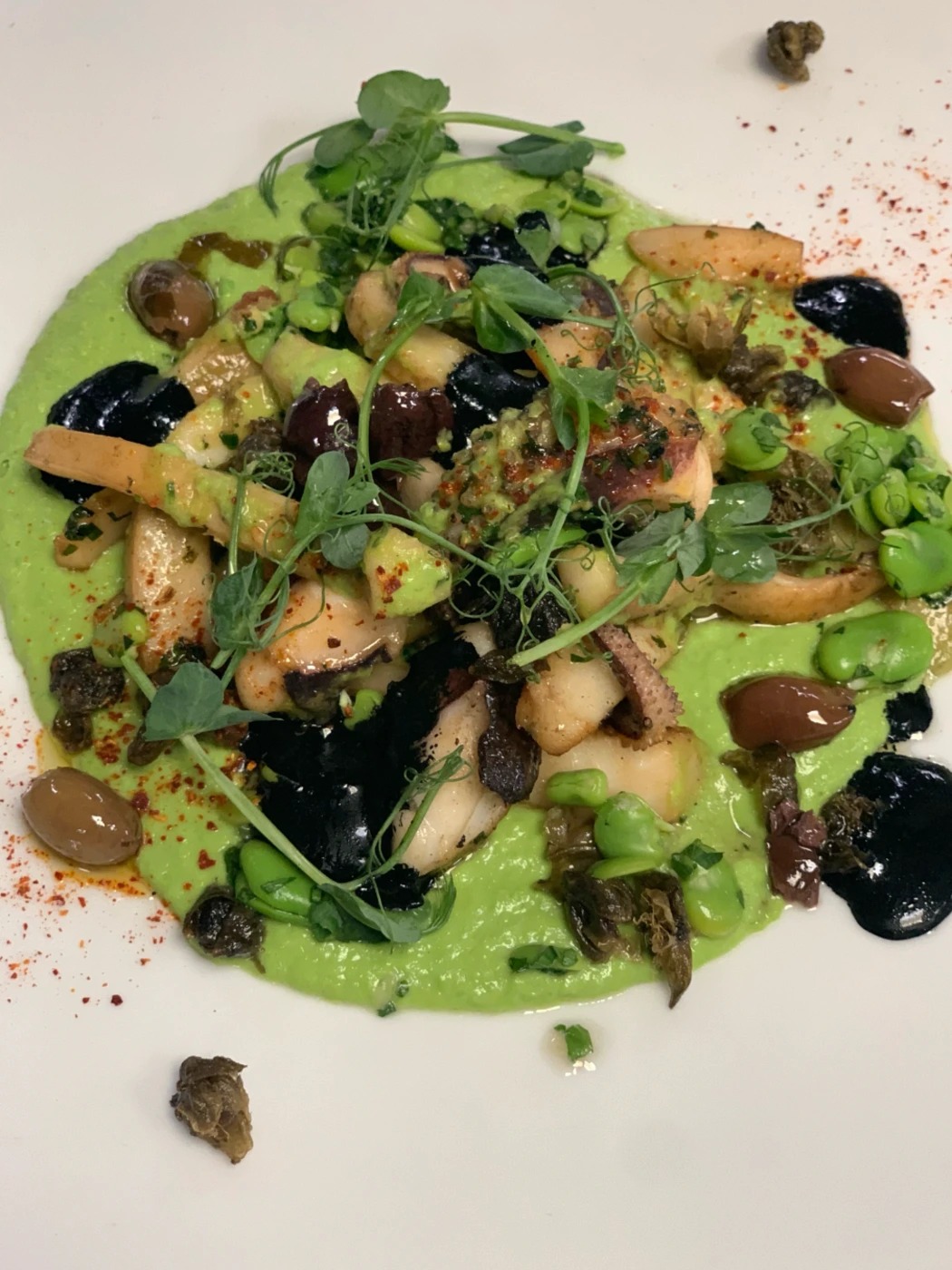 Seiche sautèè,petit pois,encre de seiche,capres et olives.jpeg