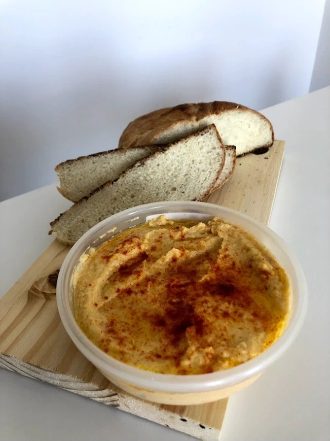 Hummus y pan casero.jpg