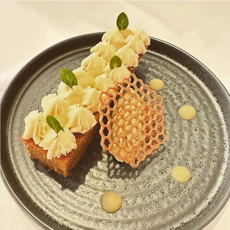 Screenshot 2023-03-21 at 10-12-31 Victor Moreno en Instagram “Fuera de carta #tartadezanahoria #sesamohervas #carrotcake #turismoextremadura #turismohervas #gastro #gastronomia #solesrepsol #gourmet…”.png