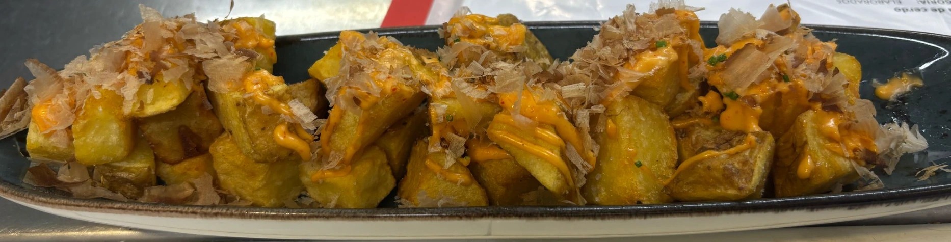 papas bravas con escamas de bonito.jpeg